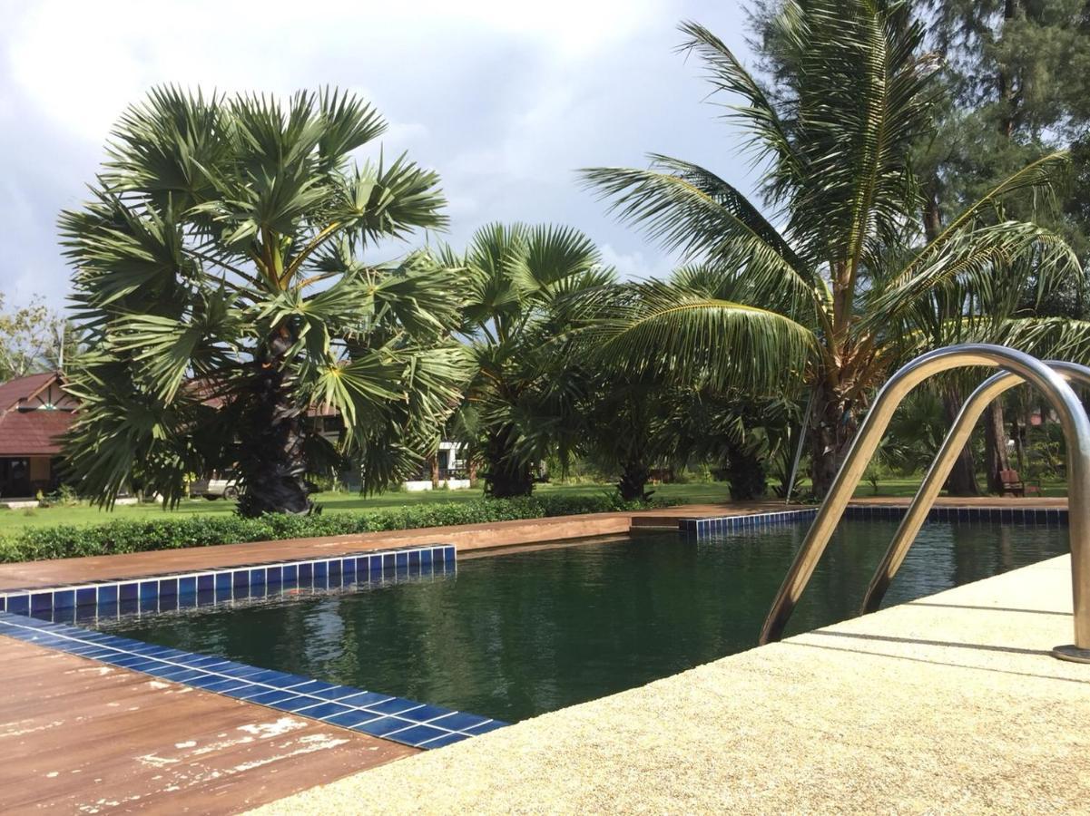 The Chevalley Beach Resort Satun Exterior foto